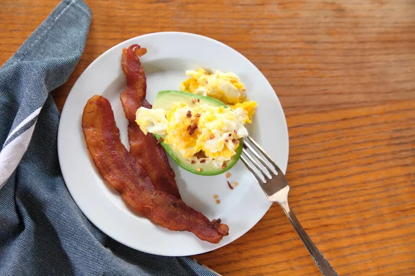 Bacon, ägg och avokado frukost — Stockfoto